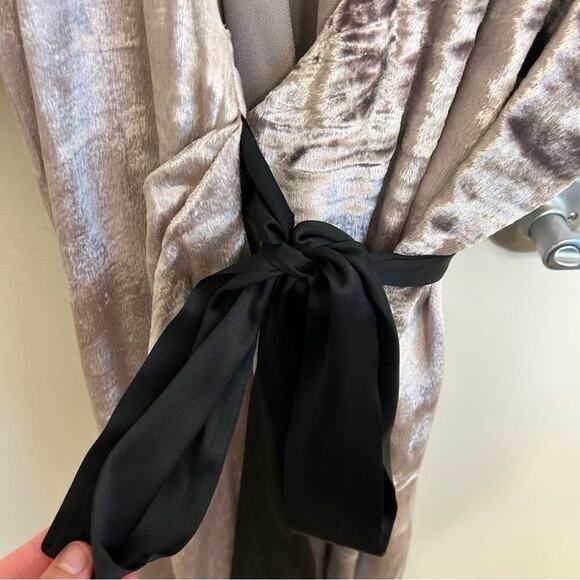 Diane von Furstenberg Velvet Wrap Dress Size 12 - Picture 9 of 9